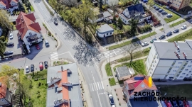 Budynek z dwupoziomowym mieszkaniem i lokalem